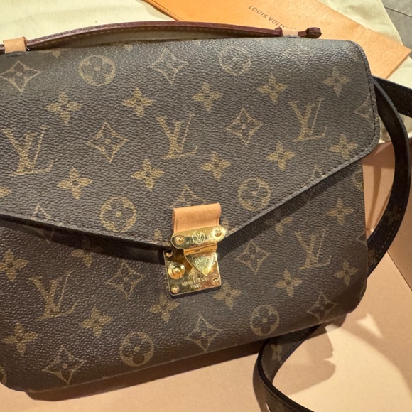Louis Vuitton Pochette Metis - Picture 2 of 15